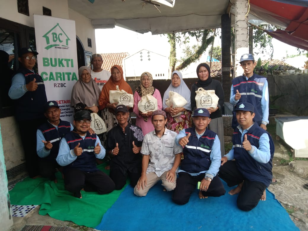 JUMAT BERBAGI (JUBER) RUMAH ZAKAT BUKTI CARITA: BERBAGI KEBAHAGIAAN UNTUK JANDA DAN LANSIA DI KAMPUNG CILUBANG