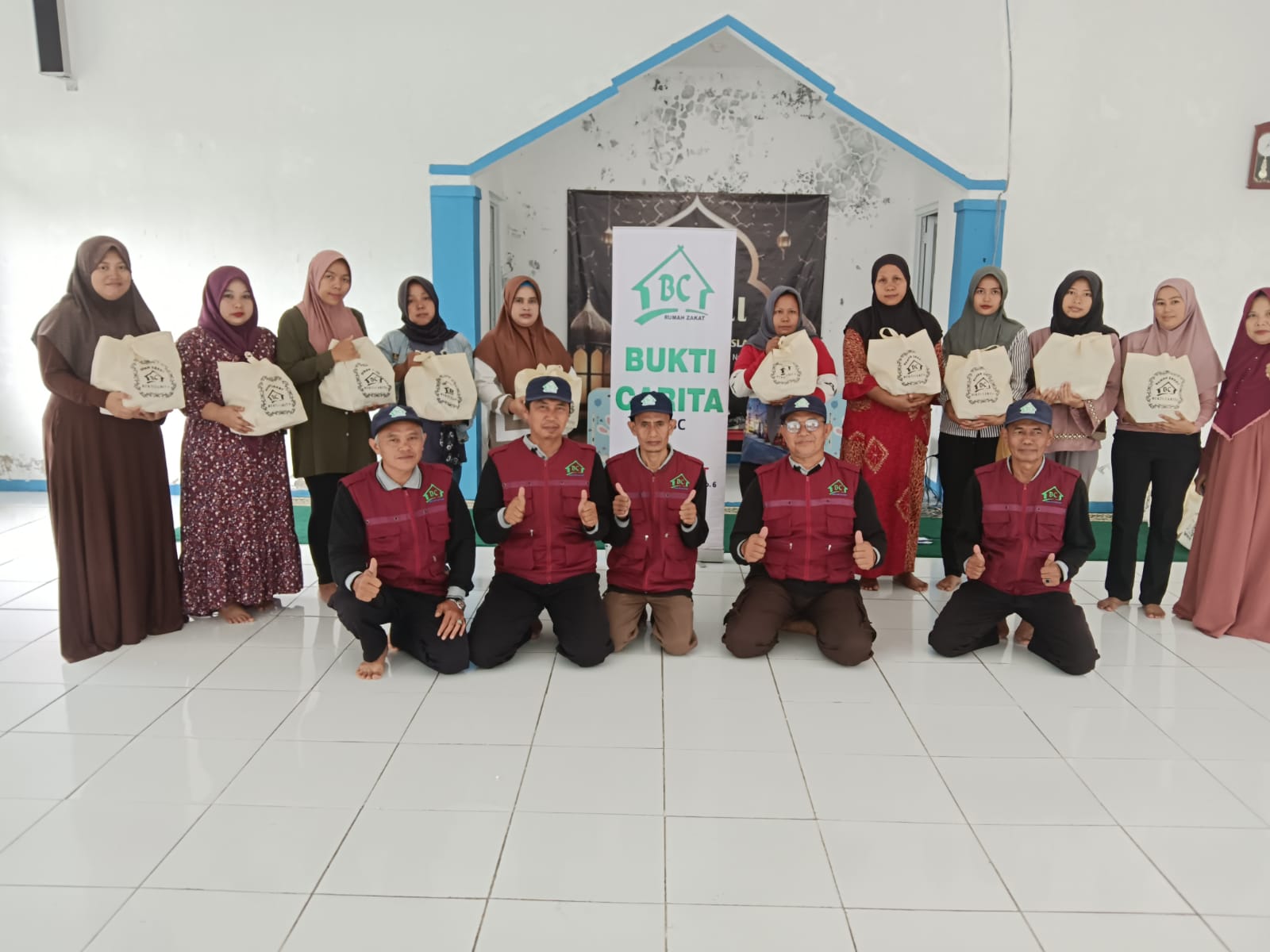 Berbagi Paket Sembako untuk Para Janda di Kampung Cinangka Landeuh